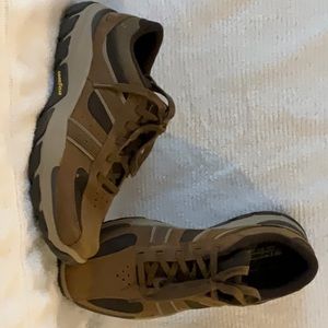 Sketcher’s men’s casual, tie front 2 tone brown shoe.